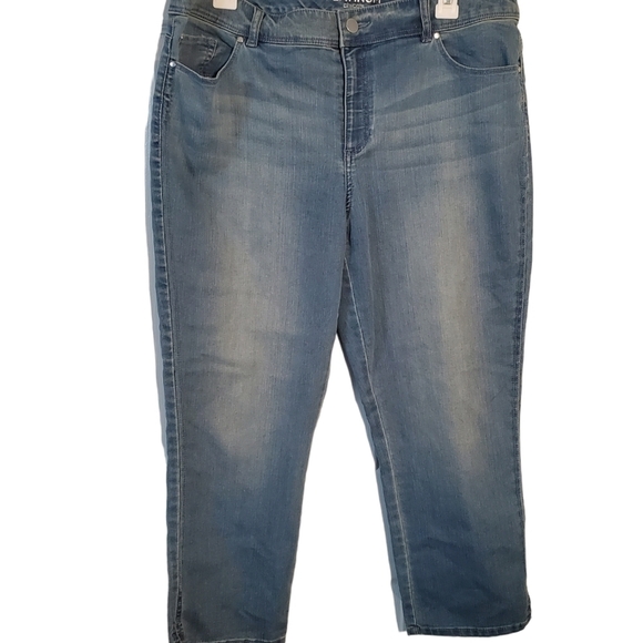𝅺CHICO'S Platinum Cropped Jeans - Picture 1 of 11